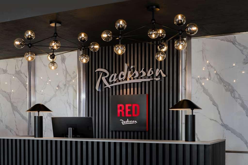 Radisson Red Hotel London Heathrow Экстерьер фото
