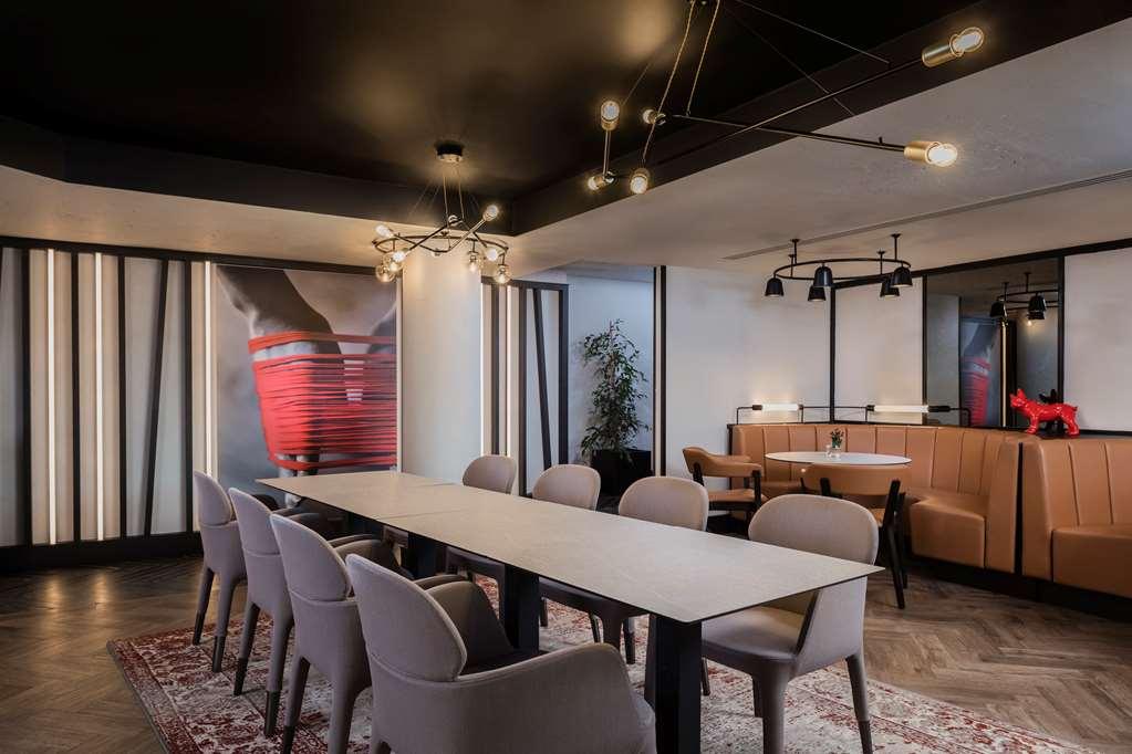Radisson Red Hotel London Heathrow Ресторан фото