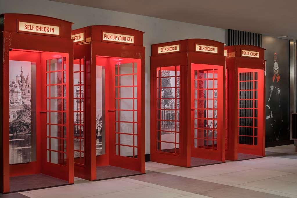 Radisson Red Hotel London Heathrow Интерьер фото