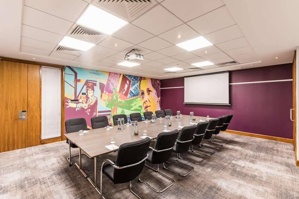 Radisson Red Hotel London Heathrow Удобства фото