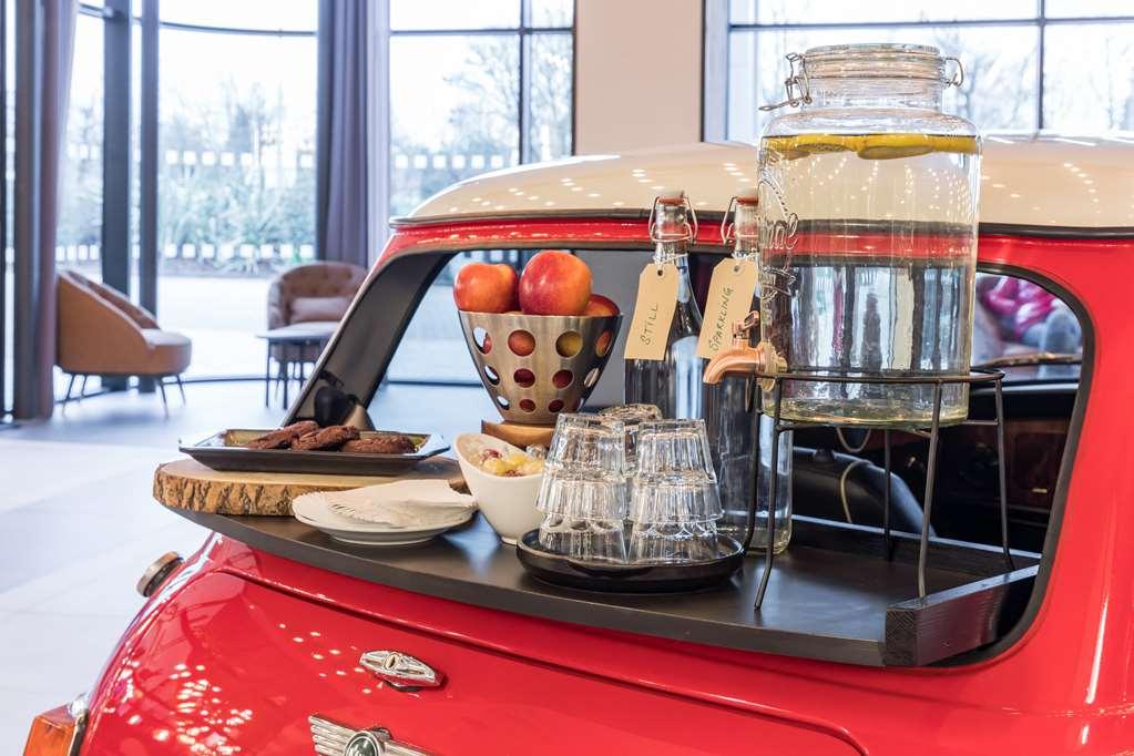 Radisson Red Hotel London Heathrow Экстерьер фото