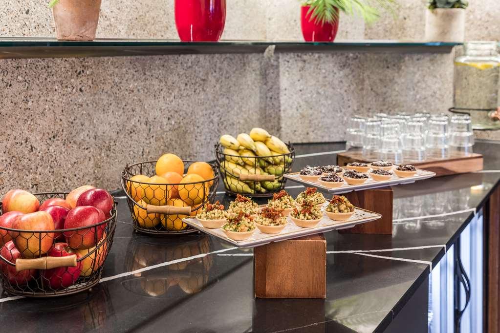 Radisson Red Hotel London Heathrow Ресторан фото