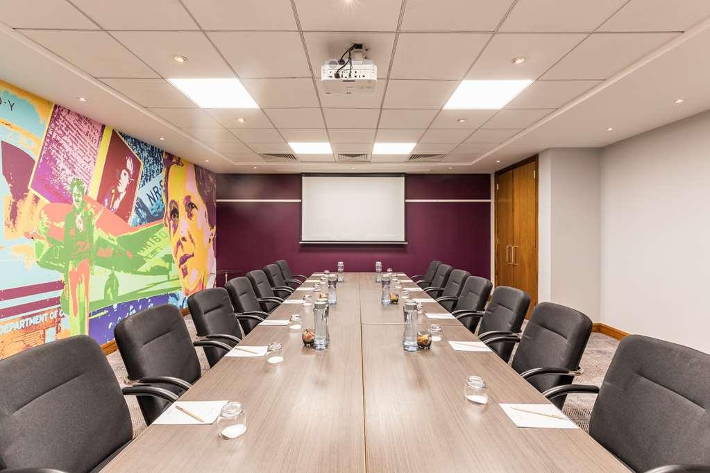 Radisson Red Hotel London Heathrow Удобства фото