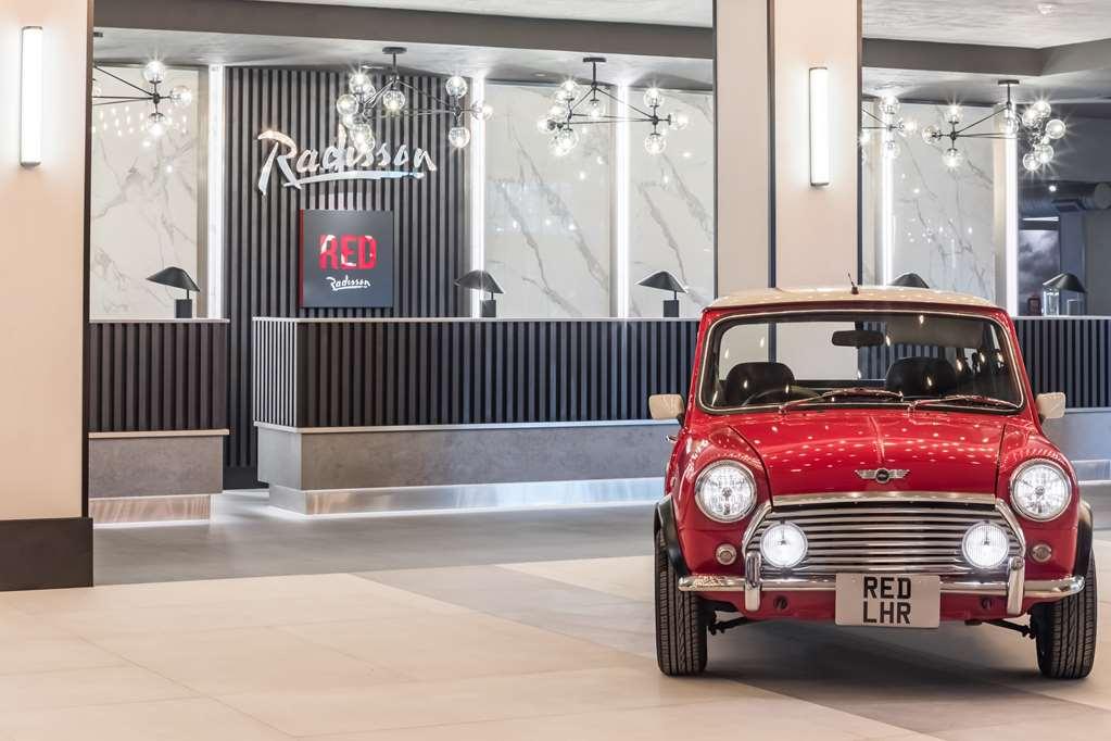 Radisson Red Hotel London Heathrow Интерьер фото