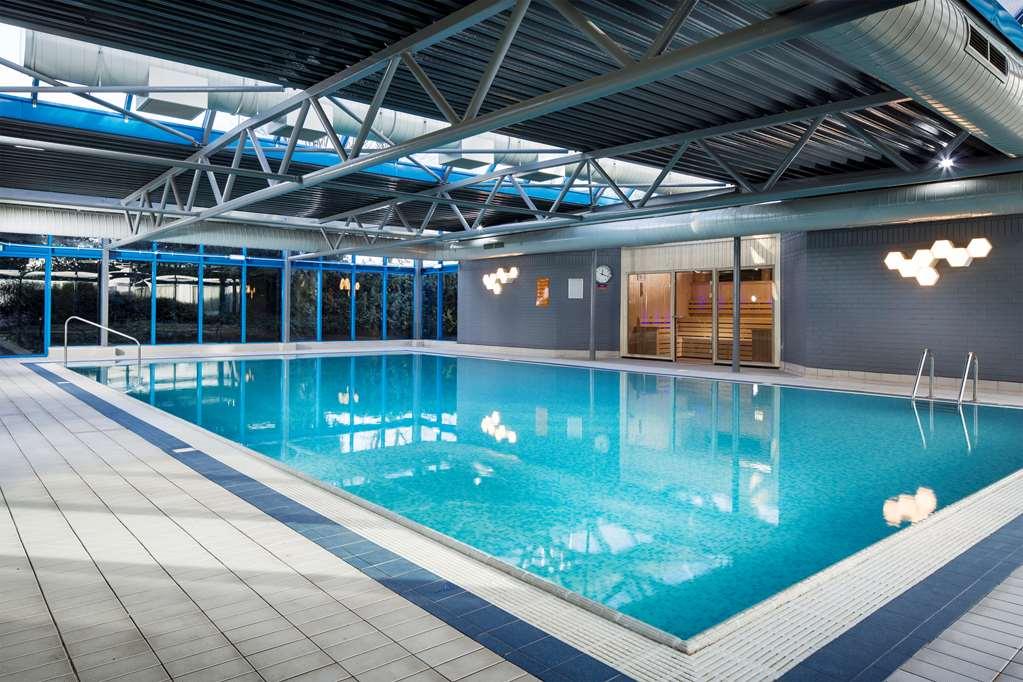 Radisson Red Hotel London Heathrow Экстерьер фото
