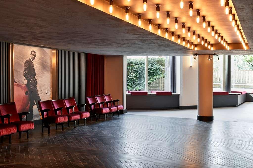 Radisson Red Hotel London Heathrow Интерьер фото