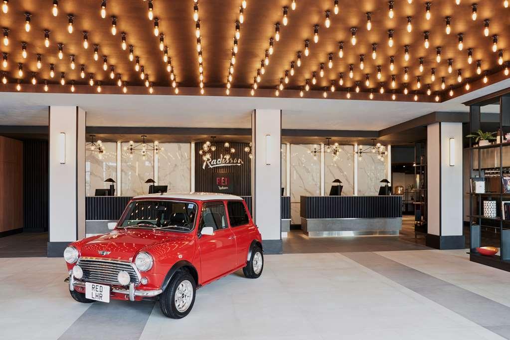 Radisson Red Hotel London Heathrow Интерьер фото