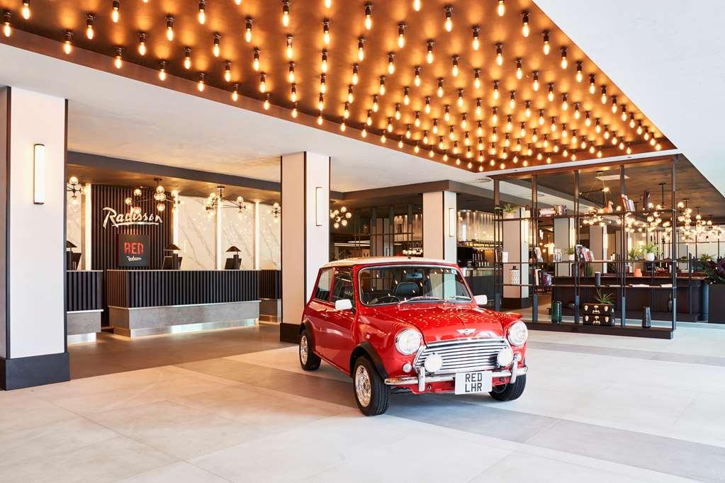 Radisson Red Hotel London Heathrow Интерьер фото