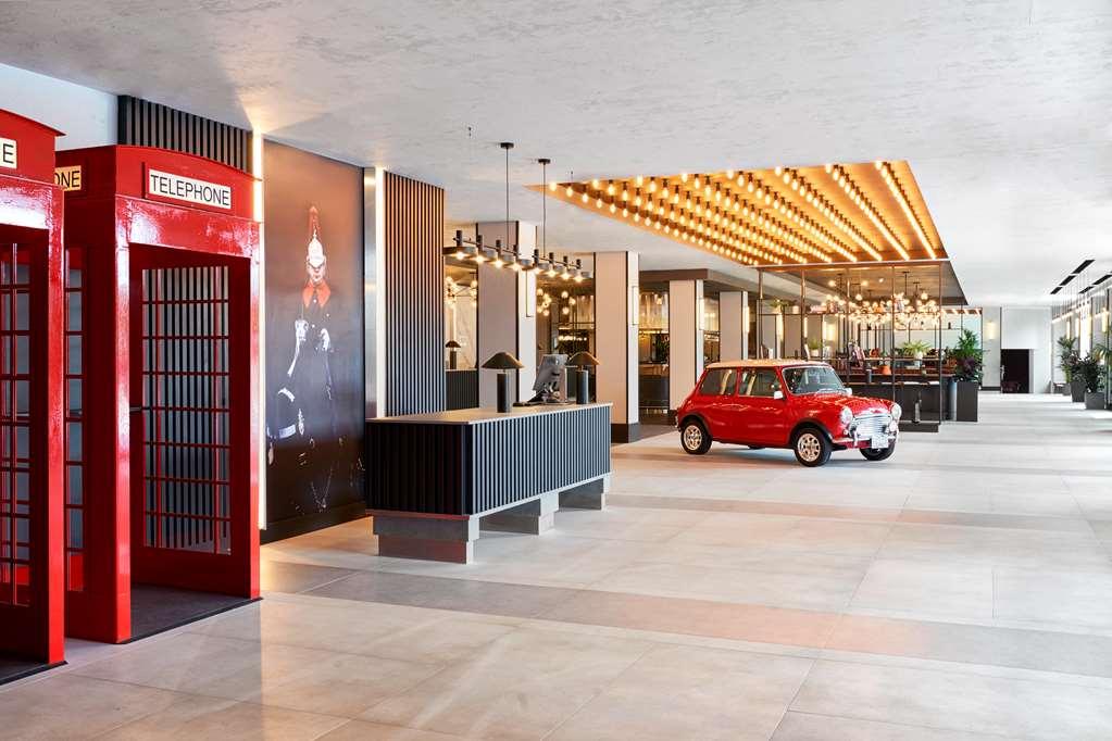Radisson Red Hotel London Heathrow Интерьер фото