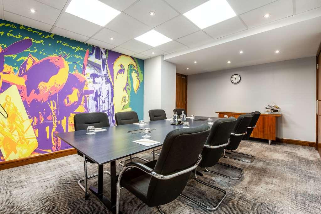 Radisson Red Hotel London Heathrow Удобства фото