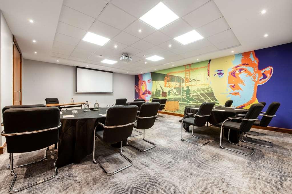 Radisson Red Hotel London Heathrow Удобства фото