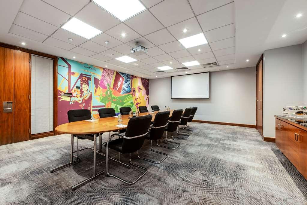 Radisson Red Hotel London Heathrow Удобства фото