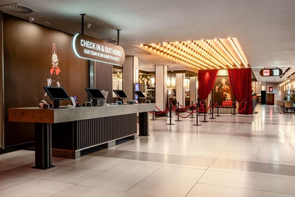 Radisson Red Hotel London Heathrow Интерьер фото