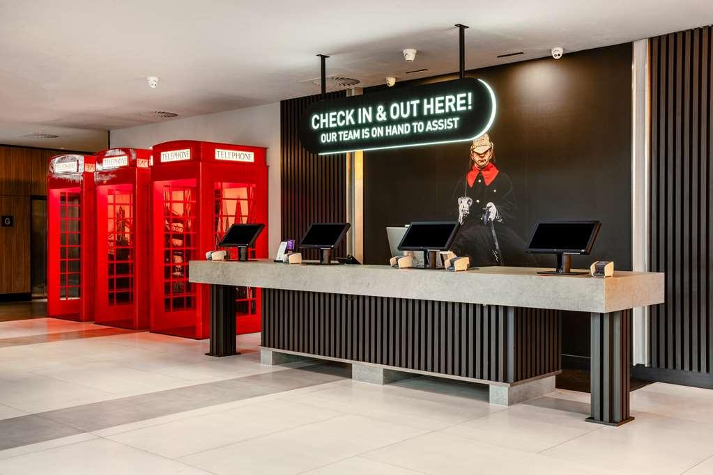 Radisson Red Hotel London Heathrow Интерьер фото