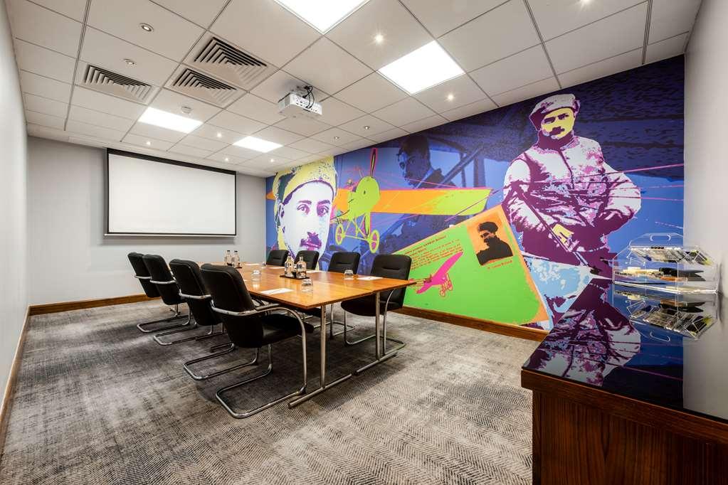 Radisson Red Hotel London Heathrow Удобства фото