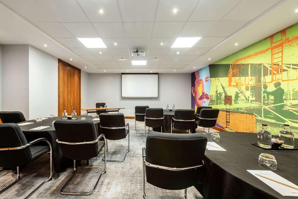 Radisson Red Hotel London Heathrow Удобства фото
